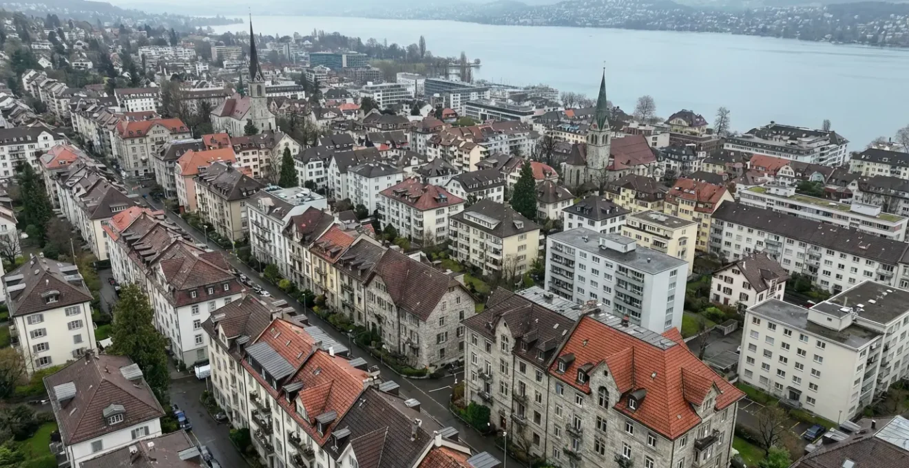 Immobilienmakler Zürich: Panoramablick über Zürcher Wohnquartier mit Altbauten und See